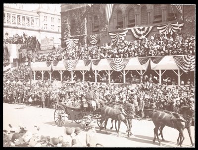 Vista de la multitud y un carruaje tirado por caballos en el desfile de Dewey en la Quinta Avenida, Nueva York, 1899 de Byron Company